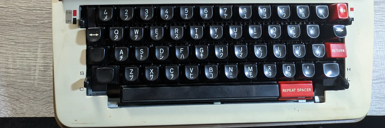 英字QWERTY配列とカナ文字が併記されたJP8-431のキー