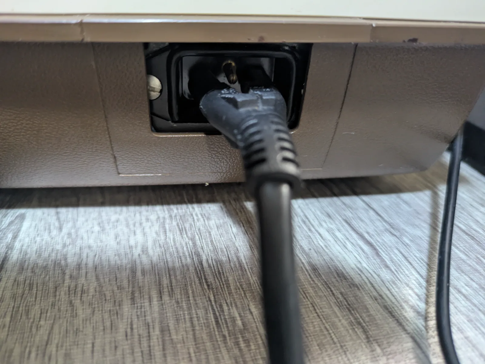 加工した2ピン電源コードをJP8-431へ接続した状態