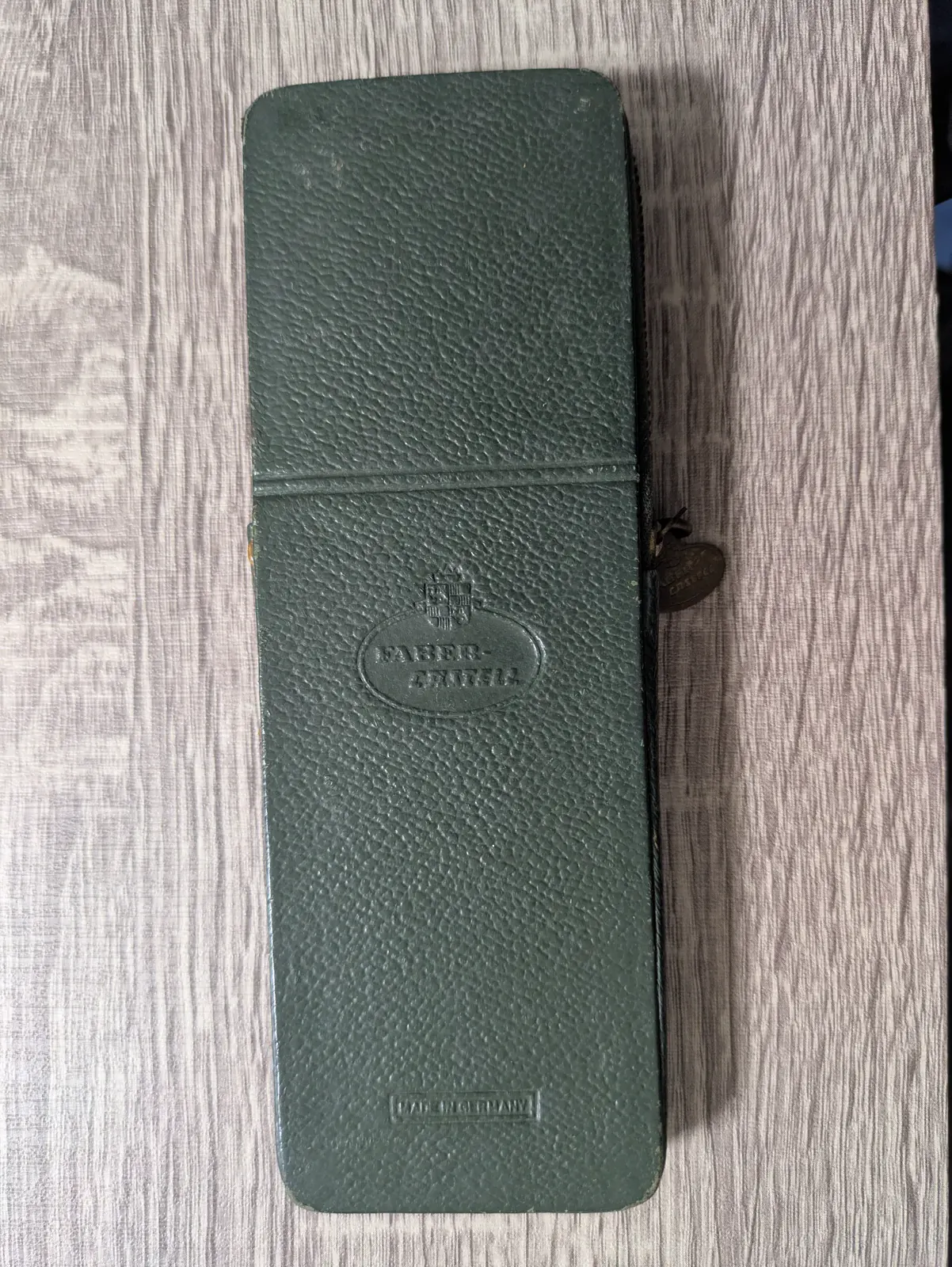 Faber-Castell 67/87 R専用ケースの表側