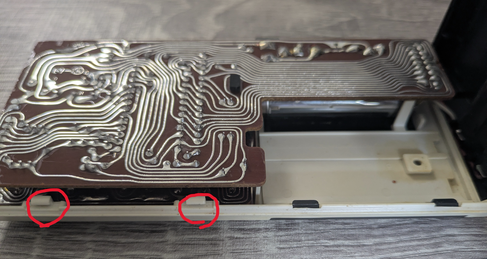 本体左側にあるツメの位置