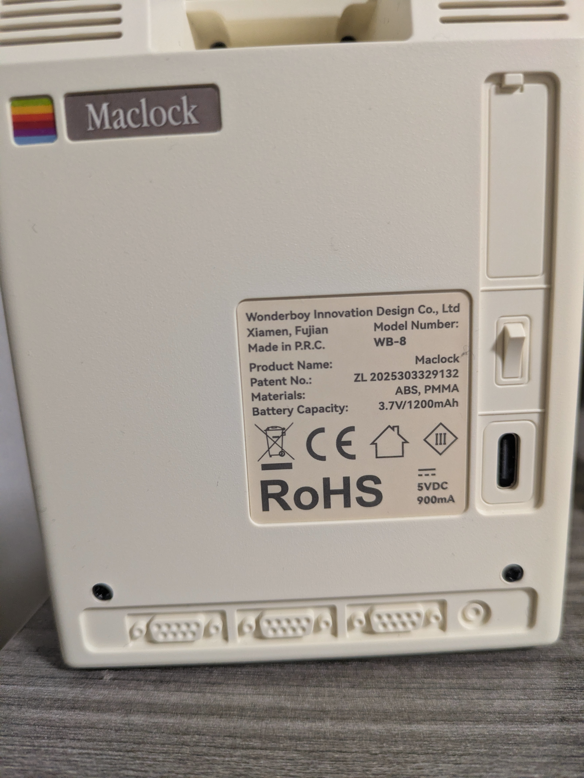 Maclockの背面。USB-C端子とダミーポートがある