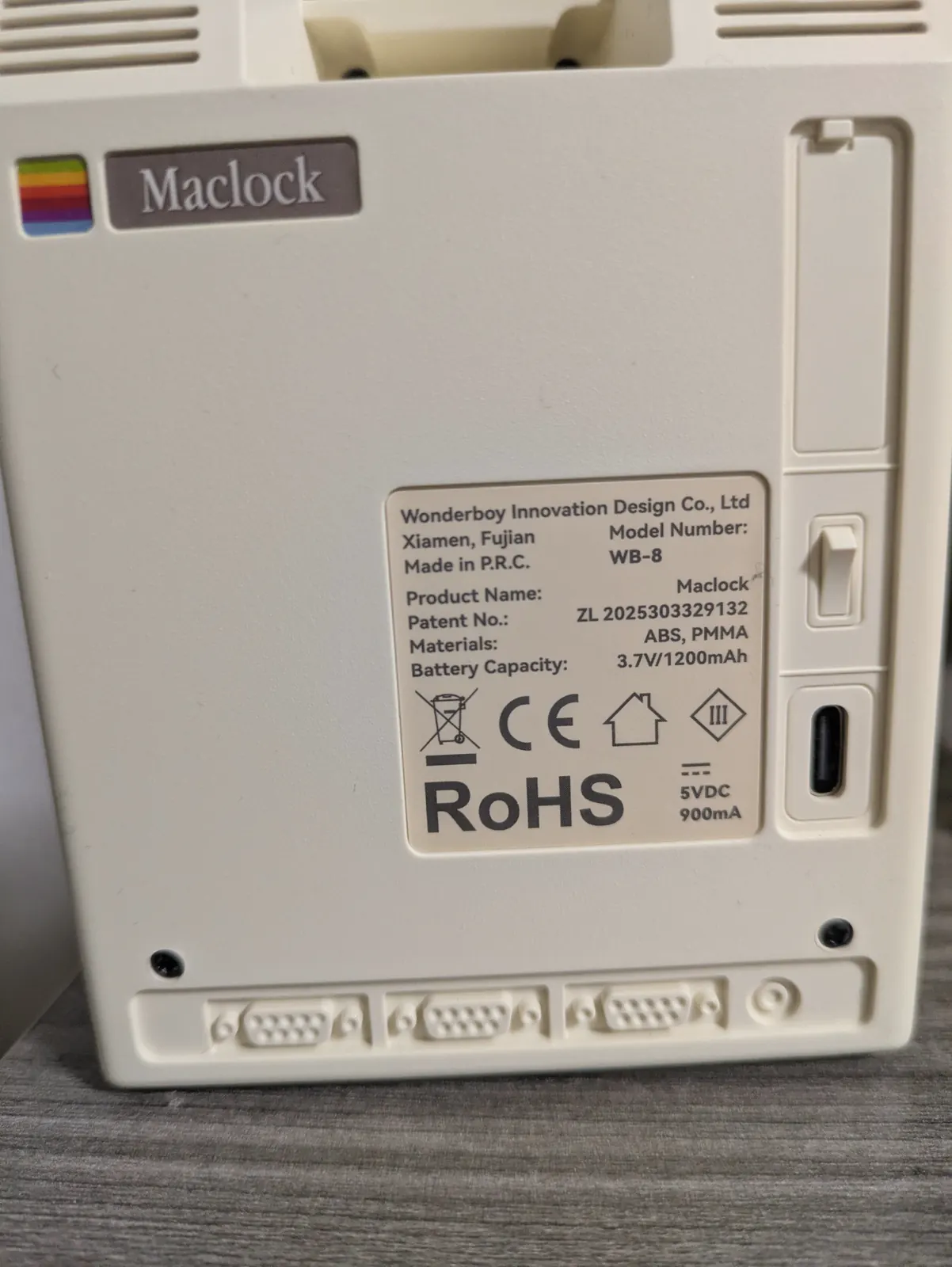 Maclockの背面。USB-C端子とダミーポートがある