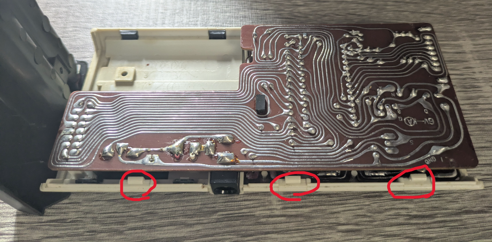 本体右側にあるツメの位置