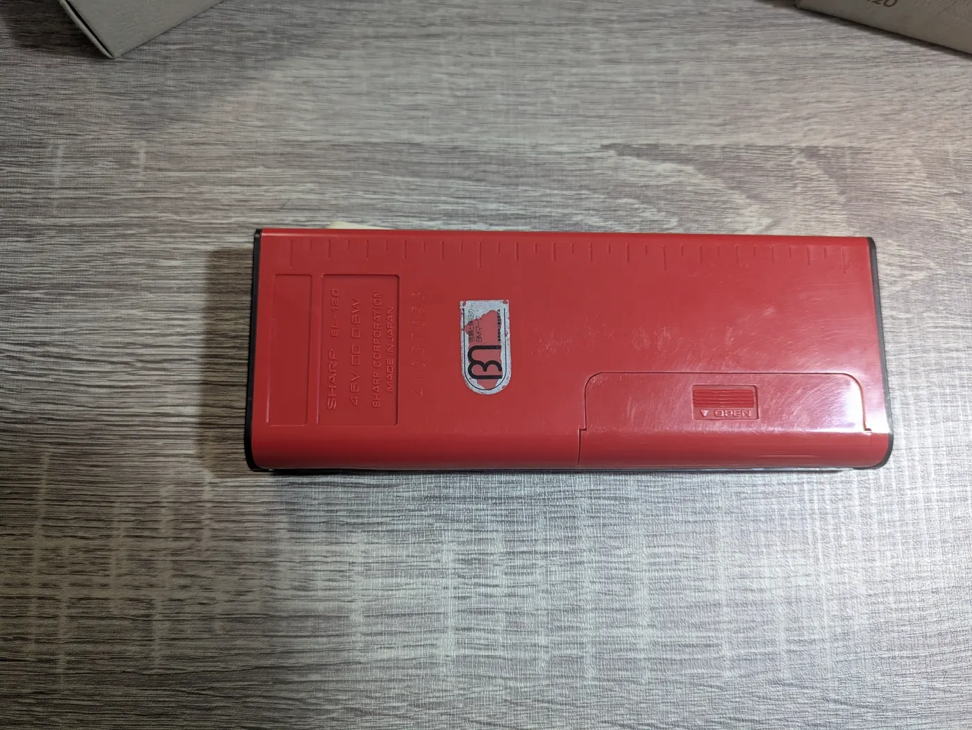 SHARP EL-120の赤い背面と電池カバー