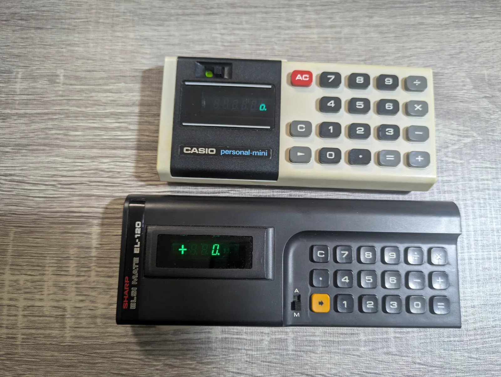 SHARP EL-120とCASIO personal miniを上下に並べた比較写真