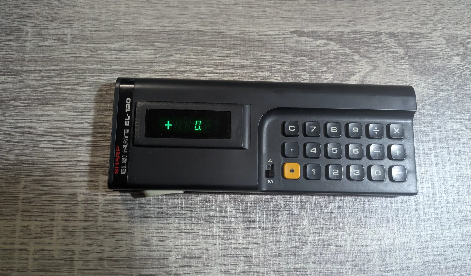 SHARP EL-120の正面。左に緑色の3桁表示、右に数字キーが並ぶ
