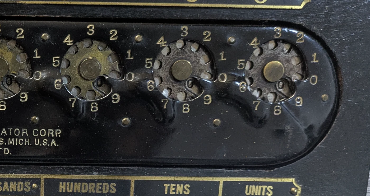 The Calculatorの右側3桁。円盤の周囲に0〜9の入力用目盛りがある